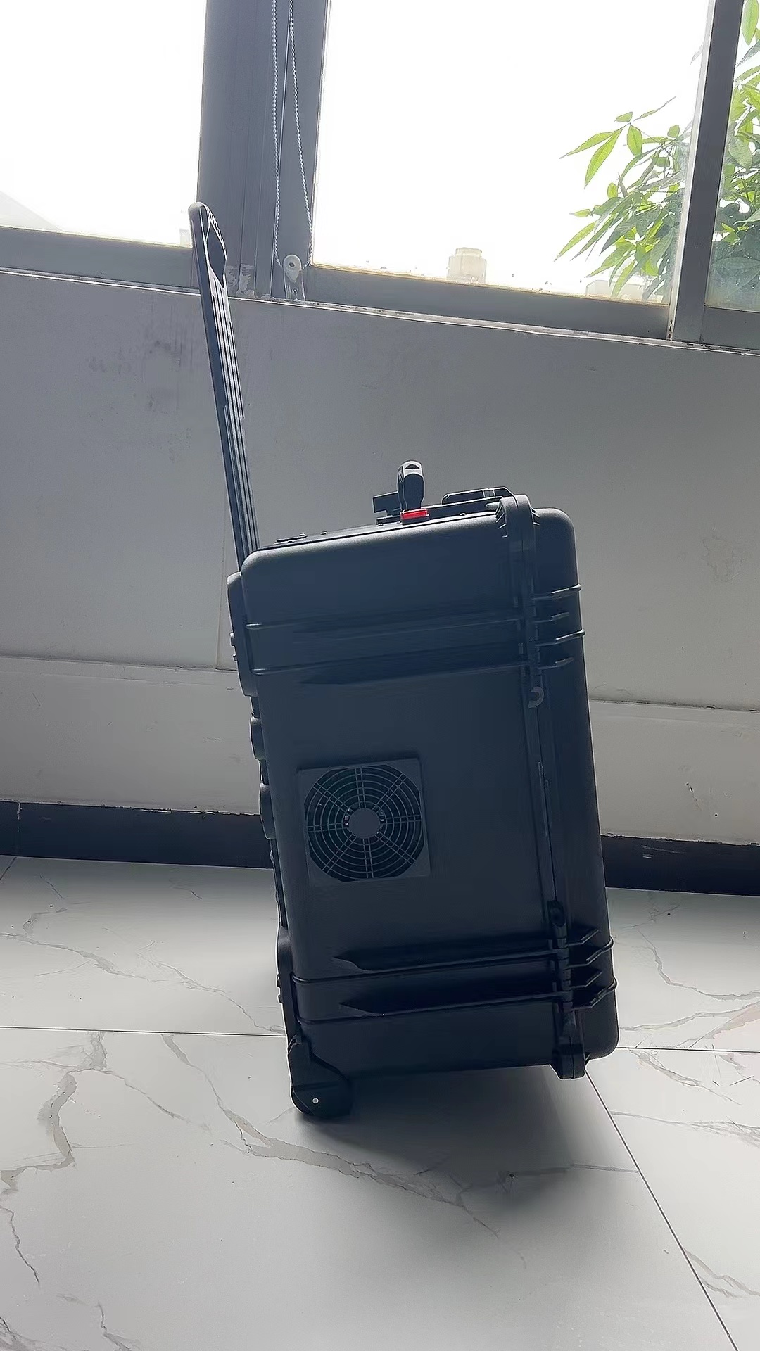 合山手拉箱型移动通信干扰器